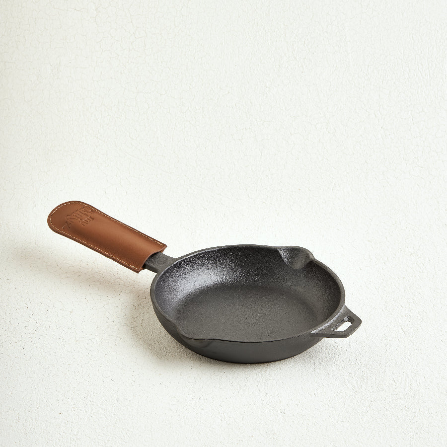 myMayz Cast Iron Set: 2 Skillets with 2 Leather Handle Covers