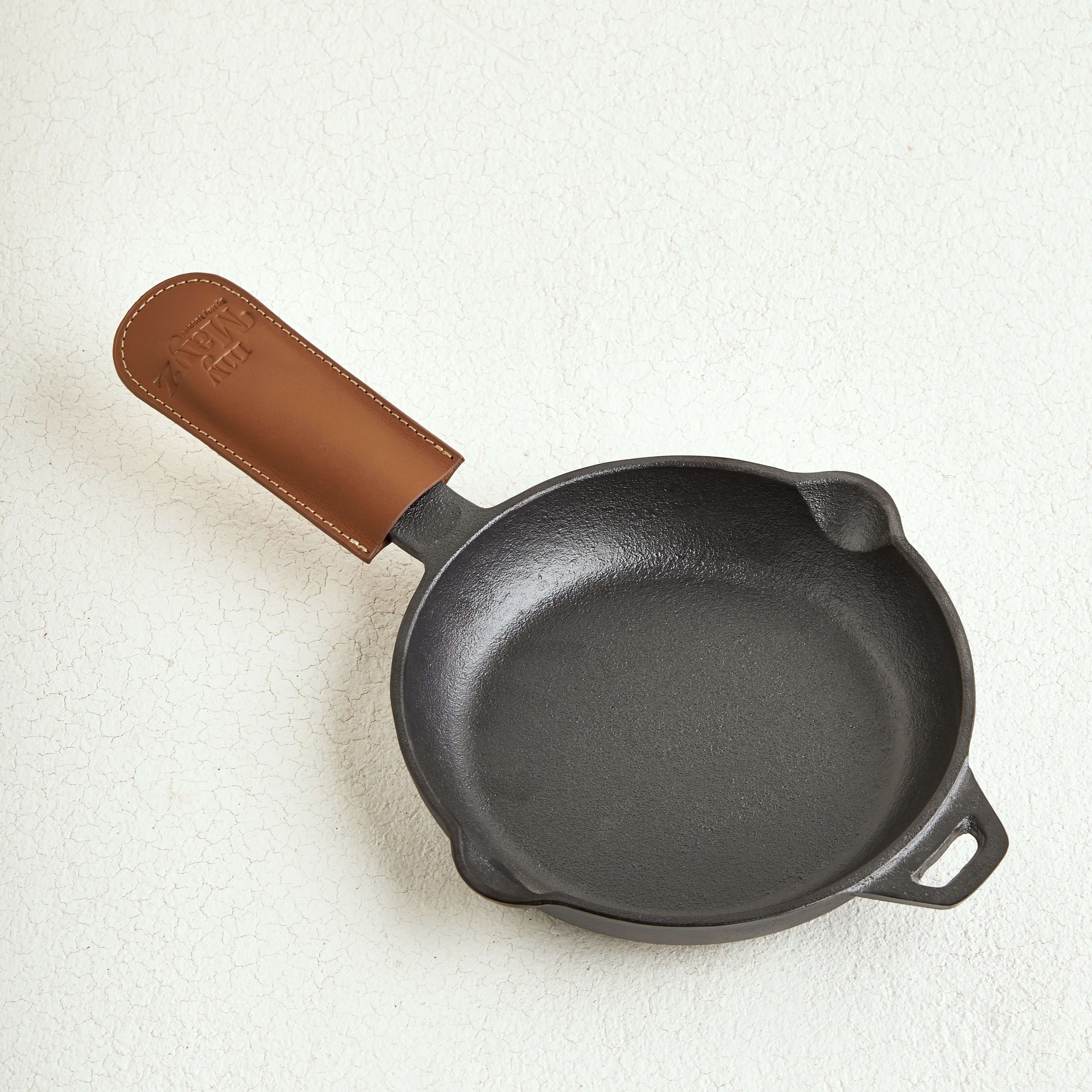 myMayz Cast Iron Set: 2 Skillets with 2 Leather Handle Covers